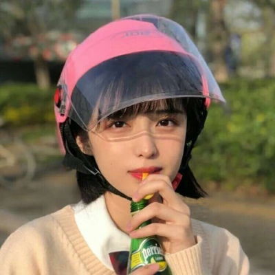 轮椅女孩拍毕业照